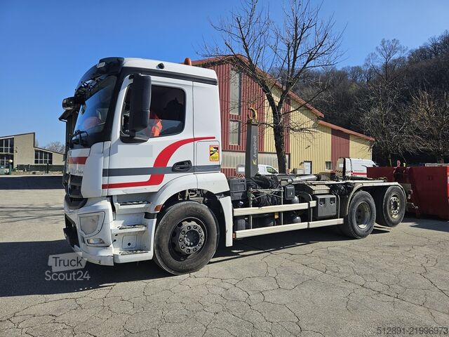 Camión portacontenedores de gancho Mercedes-Benz Antos 2543