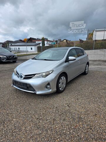 فان TOYOTA Auris Hybrid Life+