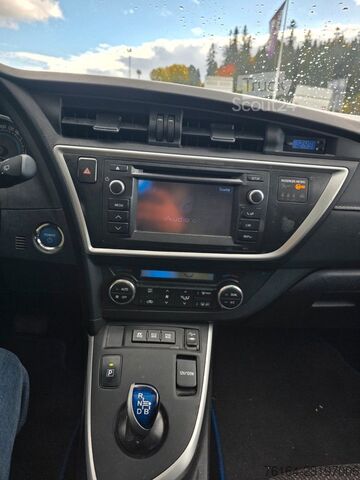 فان TOYOTA Auris Hybrid Life+