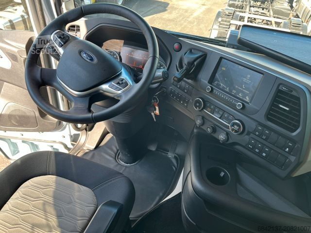 Tractora standard FORD Sondermodell mit LIVING Ausbau