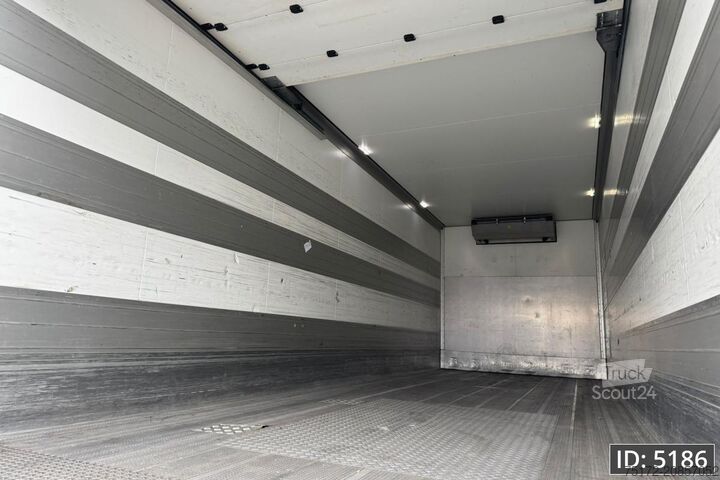 Refrigerated/frozen transport Mercedes-Benz Antos 2736 Day Cab, Euro 6, + Schmitz / Durchla...