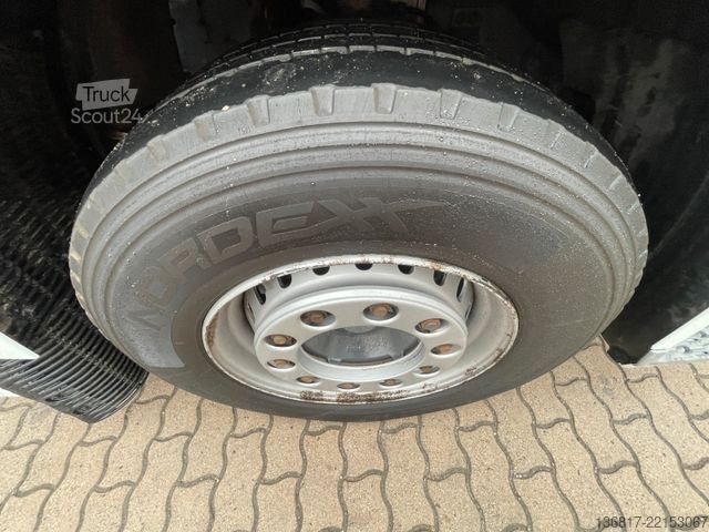 Vakio vetoauto DAF XG 530 BL Retarder Corner View 2x Tank