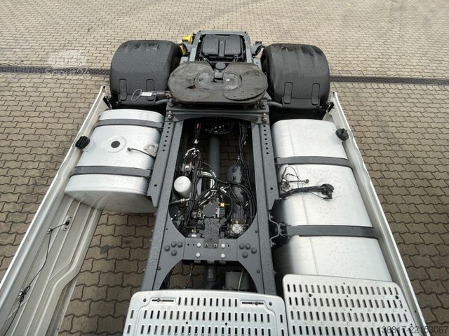 Vakio vetoauto DAF XG 530 BL Retarder Corner View 2x Tank