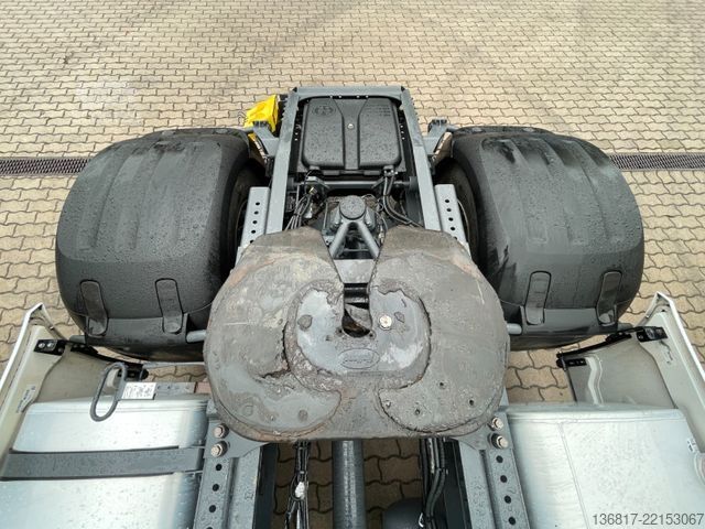 Vakio vetoauto DAF XG 530 BL Retarder Corner View 2x Tank