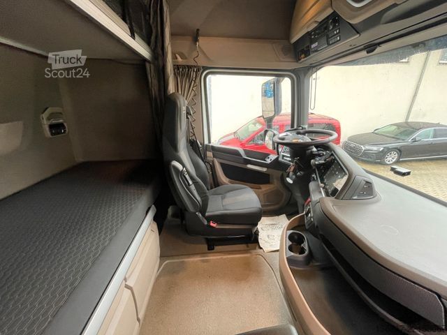 Vakio vetoauto DAF XG 530 BL Retarder Corner View 2x Tank