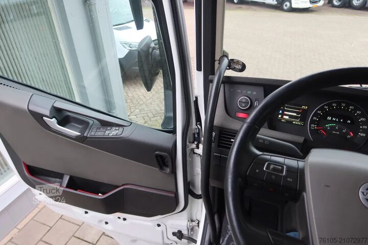 Standard tractor Volvo FH 4x2 bed 2x Holland Truck