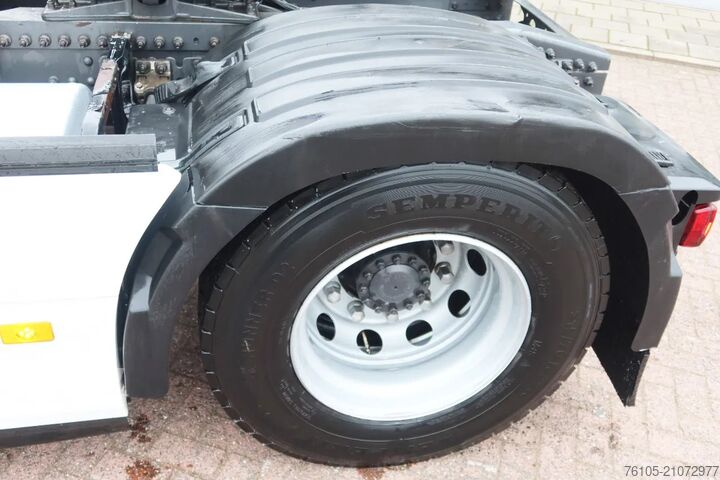 Standard tractor Volvo FH 4x2 bed 2x Holland Truck