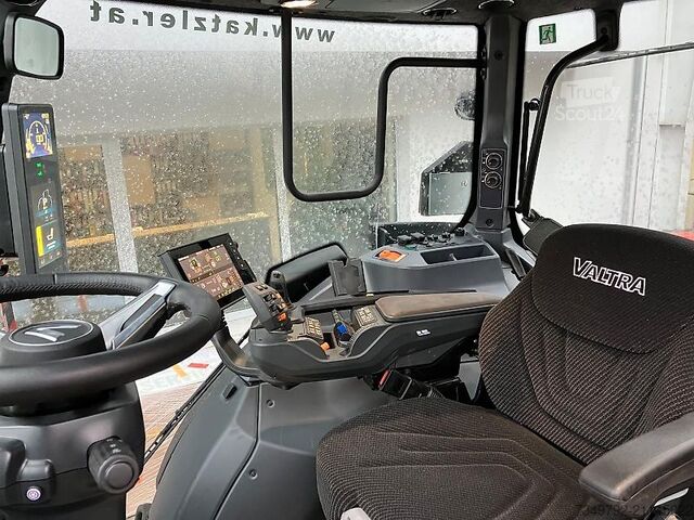 Tractor Valtra Q305