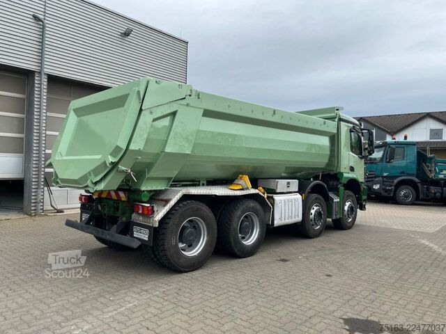 Tipvogn MERCEDES-BENZ Arocs 3243 8x4 4 Achs Muldenkipper 18 m³, deutsc