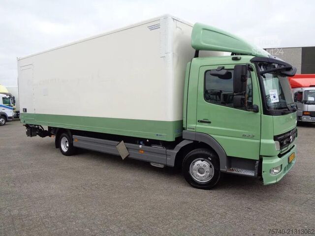 Gesloten bak Mercedes-Benz Atego 822 + Euro 5 + Dhollandia lift