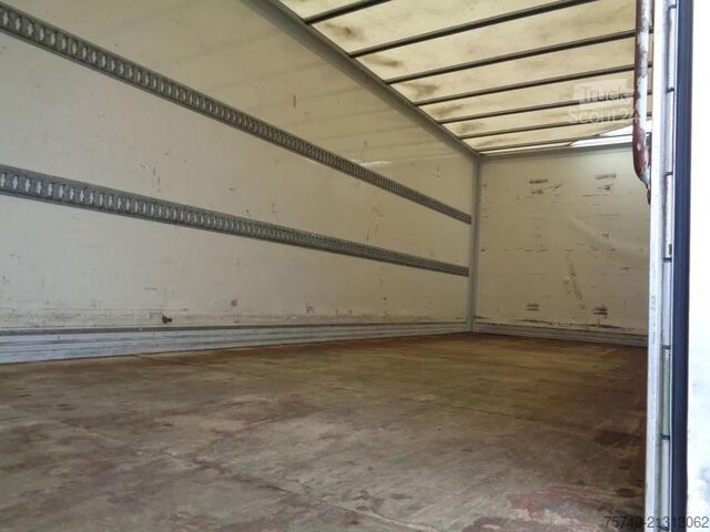 Gesloten bak Mercedes-Benz Atego 822 + Euro 5 + Dhollandia lift