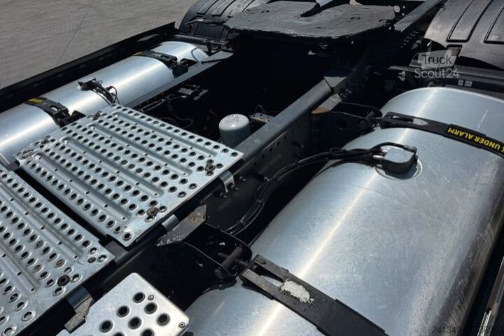 Standard dragbil VOLVO FH-460 XXL 2x Tanks 1200L