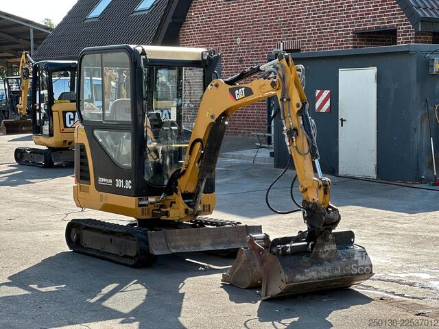 Minibagger CATERPILLAR 301.8C Gummikette / 2 Löffel / Schwenkschaufel