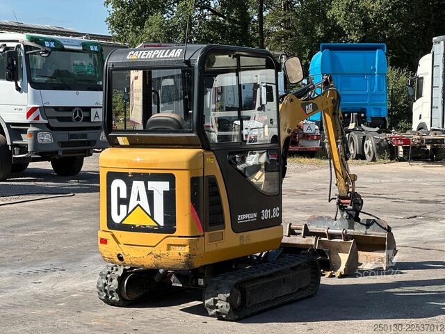 Minibagger CATERPILLAR 301.8C Gummikette / 2 Löffel / Schwenkschaufel