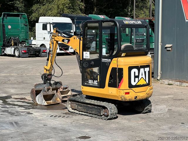 Minibagger CATERPILLAR 301.8C Gummikette / 2 Löffel / Schwenkschaufel