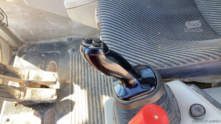 Rupsgraver Liebherr R906 LC Litronic with two buckets