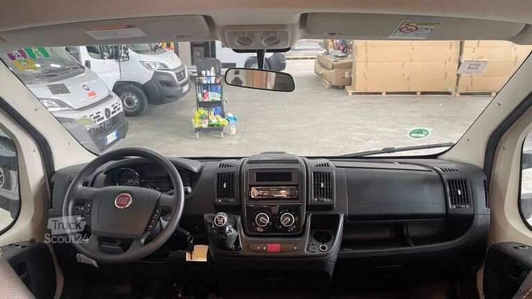 Polu-integrisana motorna Fiat Ducato Carasuite 650 MF 4 Schlafplätze | Teilintegriert