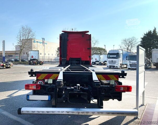 Standardni vlačilec VOLVO FH13 460 trasporto containers