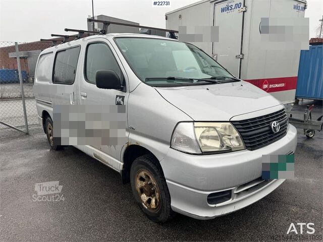 Station wagon con tetto alto Toyota Hiace 4x4.