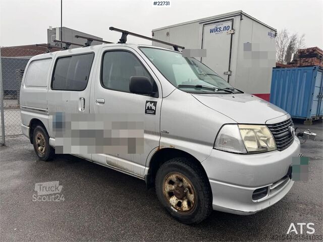 Station wagon con tetto alto Toyota Hiace 4x4.