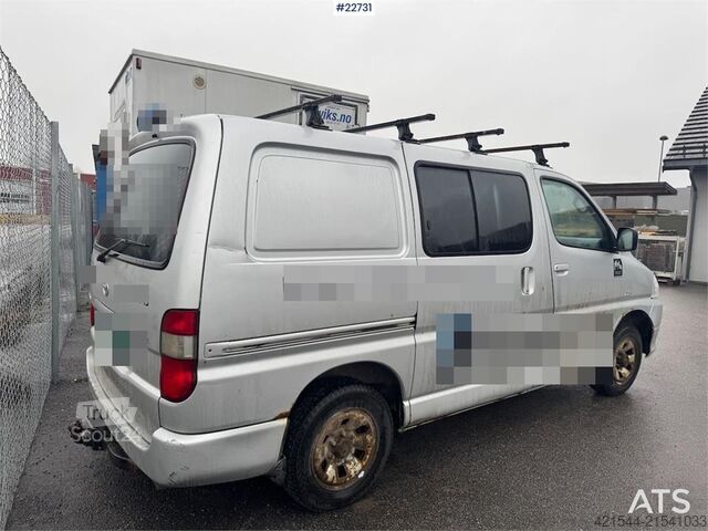 Station wagon con tetto alto Toyota Hiace 4x4.
