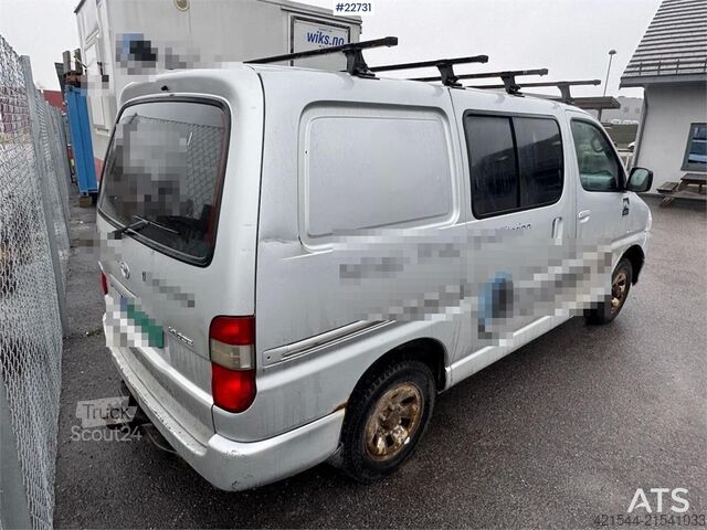 Station wagon con tetto alto Toyota Hiace 4x4.