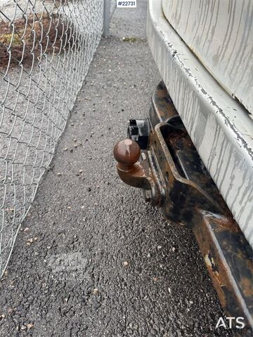 Station wagon con tetto alto Toyota Hiace 4x4.