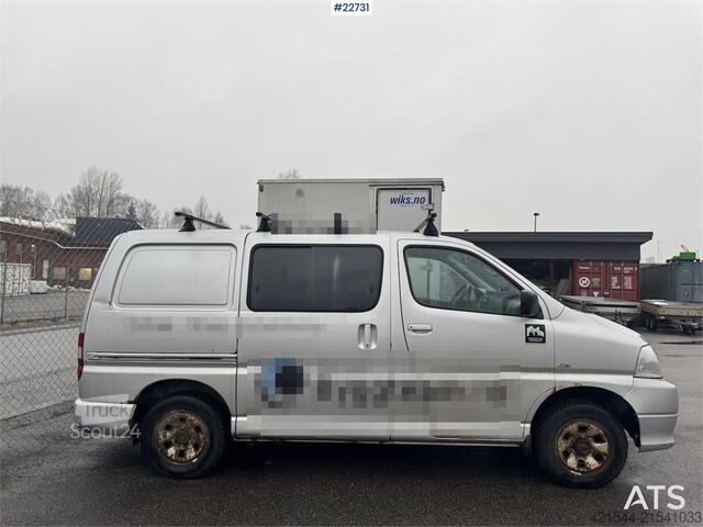 Station wagon con tetto alto Toyota Hiace 4x4.