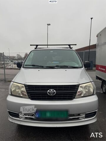 Station wagon con tetto alto Toyota Hiace 4x4.