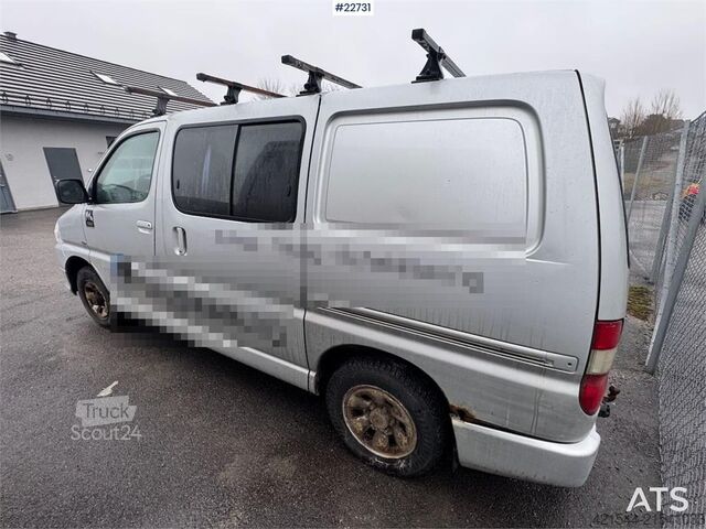 Station wagon con tetto alto Toyota Hiace 4x4.