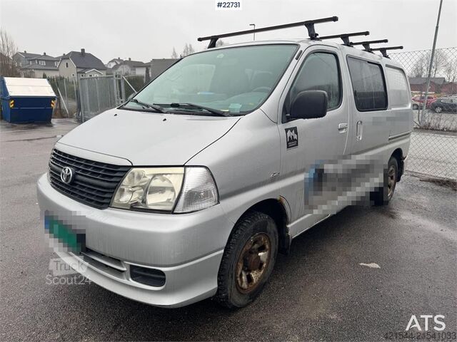 Station wagon con tetto alto Toyota Hiace 4x4.