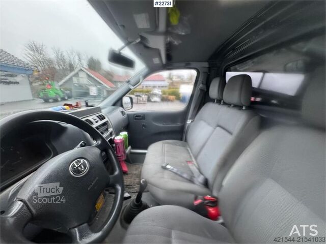 Station wagon con tetto alto Toyota Hiace 4x4.