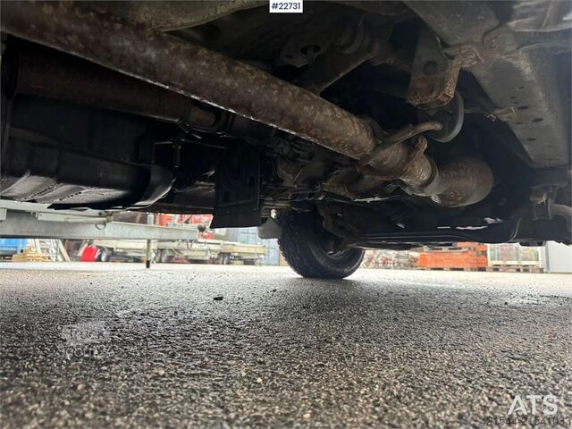 Station wagon con tetto alto Toyota Hiace 4x4.