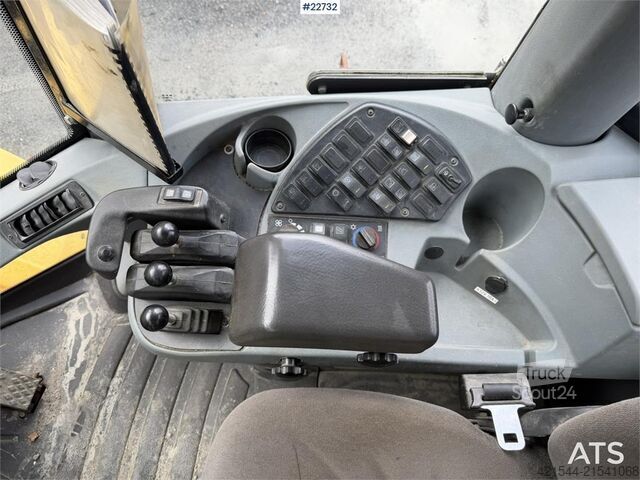 Lastare New Holland W130B wheel loader with a bucket