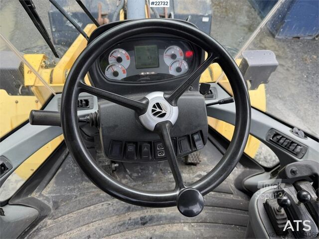 Lastare New Holland W130B wheel loader with a bucket