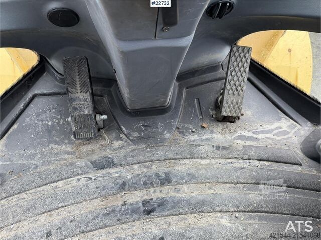 Lastare New Holland W130B wheel loader with a bucket