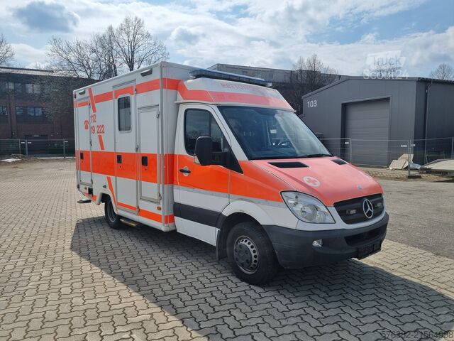 Vrachtwagen met bakwagen Mercedes Benz Sprinter Rettungswagen Wohnmobil