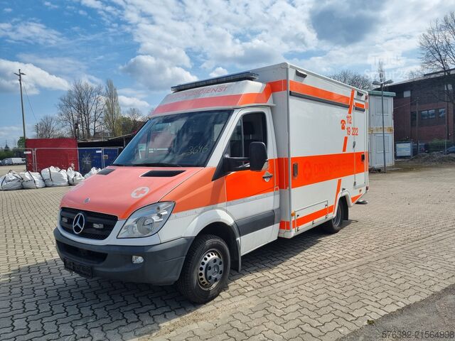 Vrachtwagen met bakwagen Mercedes Benz Sprinter Rettungswagen Wohnmobil