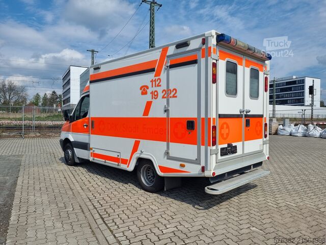 Vrachtwagen met bakwagen Mercedes Benz Sprinter Rettungswagen Wohnmobil