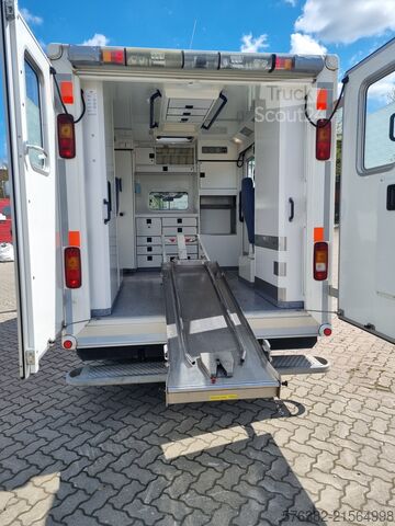 Vrachtwagen met bakwagen Mercedes Benz Sprinter Rettungswagen Wohnmobil