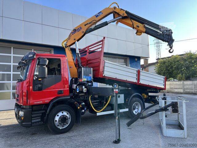 Caminhão basculante de três vias com guindaste Iveco Eurocargo 140e25