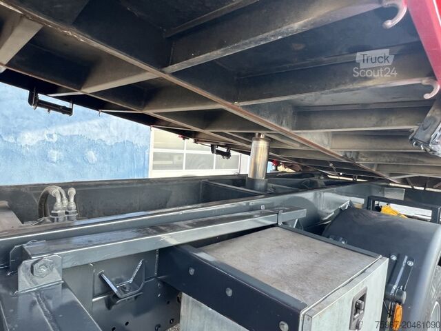 Caminhão basculante de três vias com guindaste Iveco Eurocargo 140e25