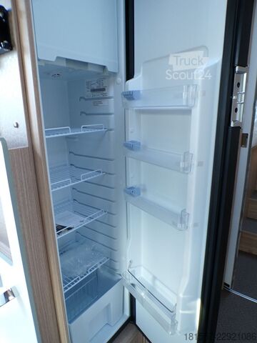 Pusiau integruotas kemperis BÜRSTNER Limited T IT 727 G Hubbett, SAT, Markise
