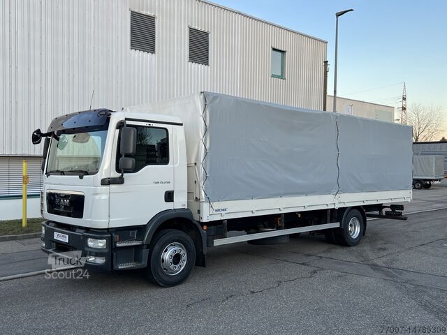 Truck with flatbed & tarpaulin 