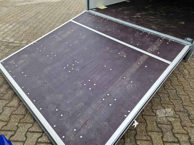 Dėžinė priekaba Blyss 615x221x205xm 3500kg 100km/H Sandwichkoffer Wände glatt Heckrampe Zurrsystem