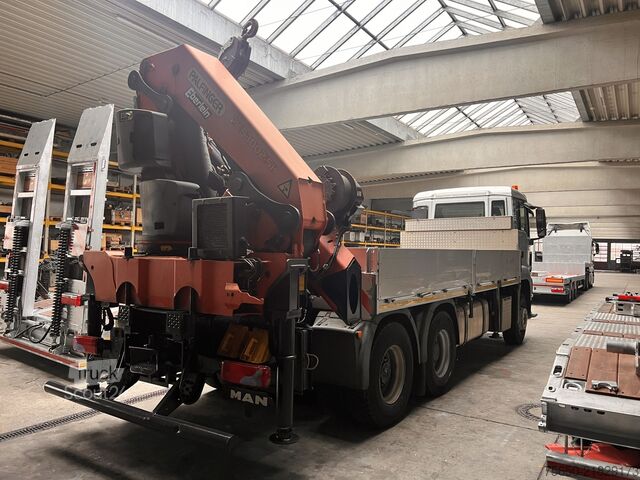 Lastebil med plan MAN Truck & Bus TGA08  TGS 26.440 6 x 4 BL mit Kran PK53002