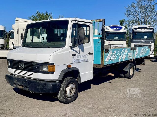 Laadplatform Mercedes-Benz 711 D open truck. 5.10 m long cargo, 3 seats. V...