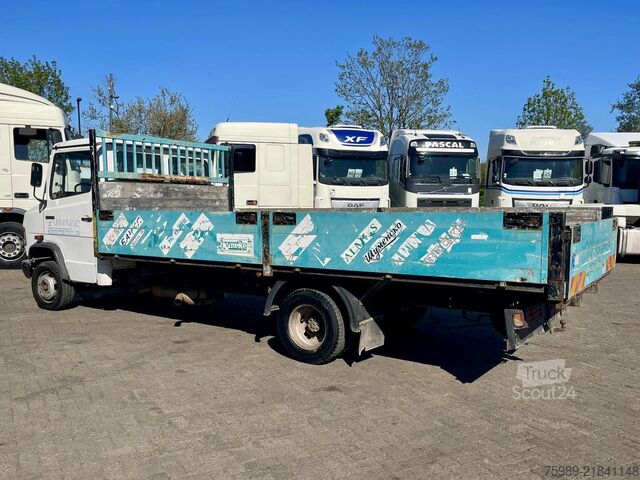 Laadplatform Mercedes-Benz 711 D open truck. 5.10 m long cargo, 3 seats. V...