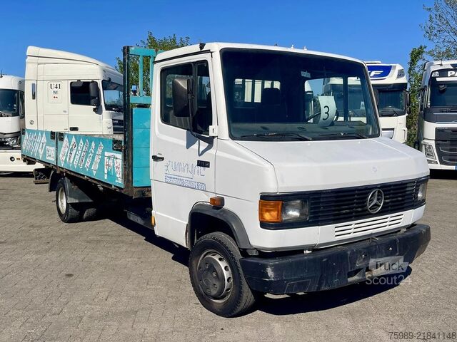 Laadplatform Mercedes-Benz 711 D open truck. 5.10 m long cargo, 3 seats. V...
