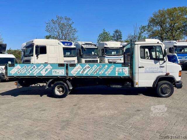 Laadplatform Mercedes-Benz 711 D open truck. 5.10 m long cargo, 3 seats. V...